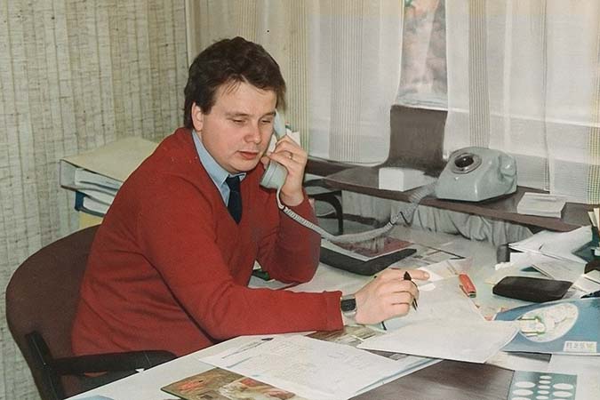 Henri Mäkelä puhelimessa toimistopöydän ääressä silkkitehtaan konttorissa vuonna 1982.