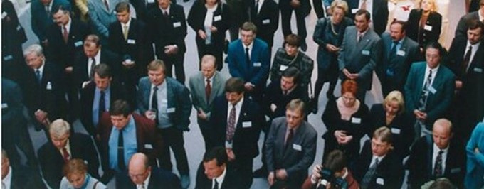 Juhlayleisöä tupaantuliaisissa 4.9.1998